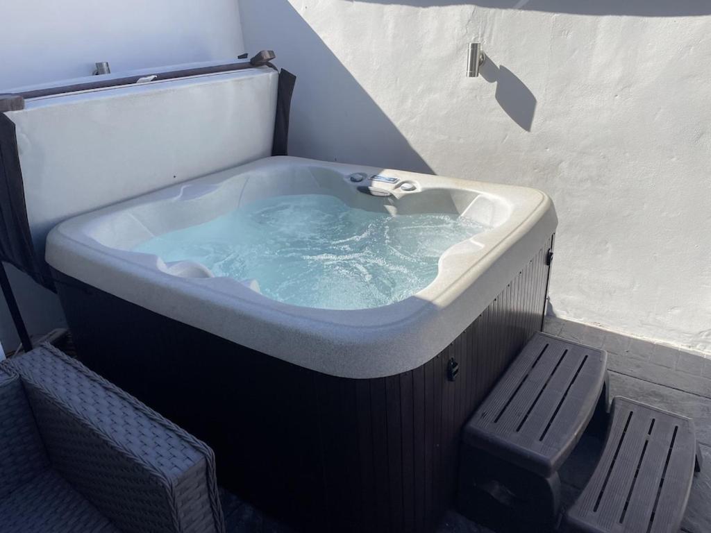Quirky Cottage In The Centre Of Penrith With A Hot Tub ภายนอก รูปภาพ